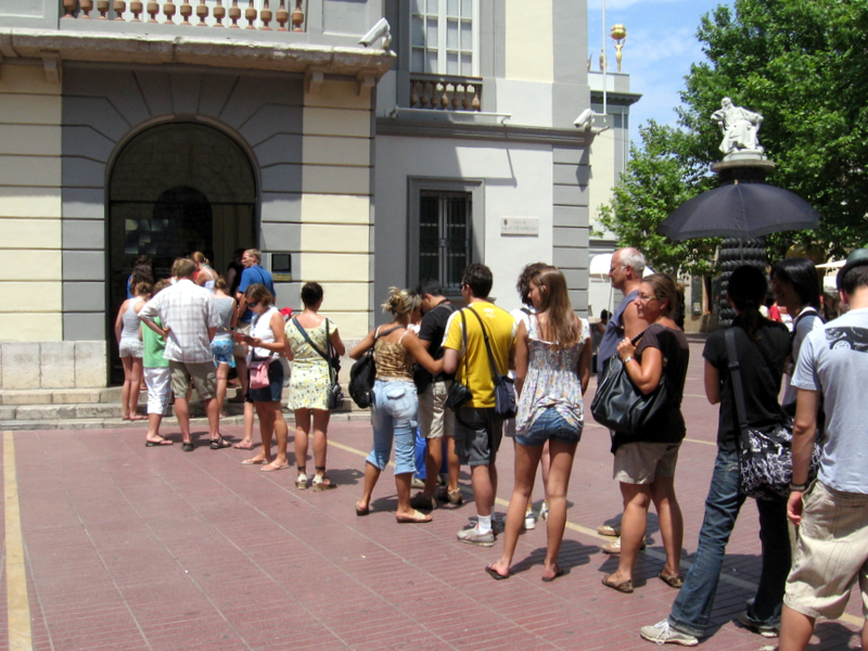 Část fronty na lístky do Theatre-Museum Dalí